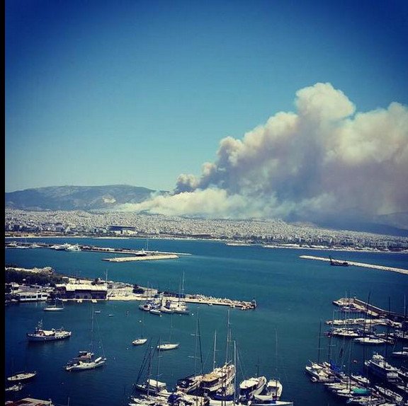 Εικόνες θλίψης: Η Ακρόπολη πνιγμένη στον μαύρο καπνό από την πυρκαγιά στον Υμηττό [εικόνες] | iefimerida.gr 5