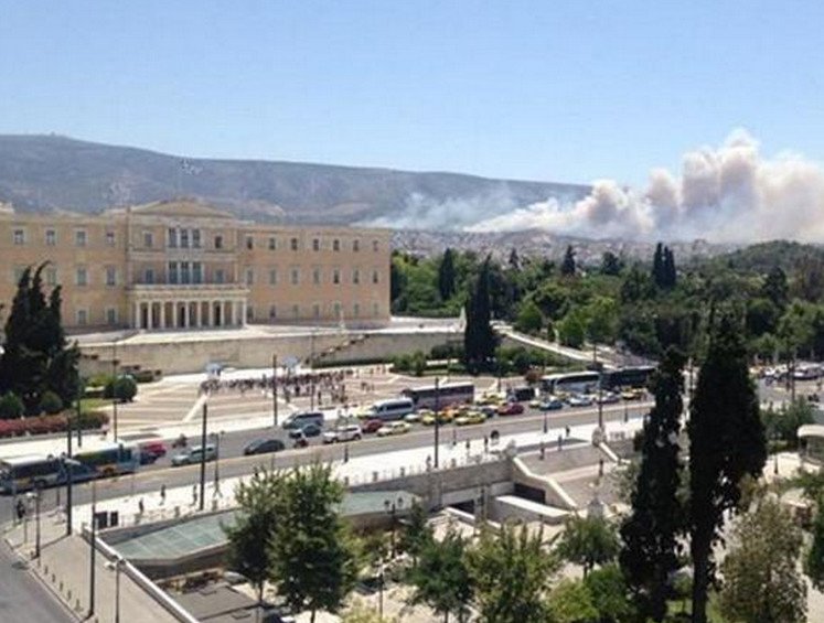 Εικόνες θλίψης: Η Ακρόπολη πνιγμένη στον μαύρο καπνό από την πυρκαγιά στον Υμηττό [εικόνες] | iefimerida.gr 4