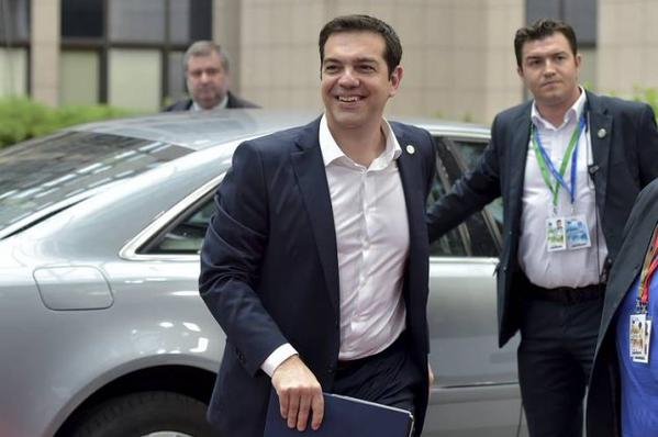 Γιατί γελάει ο πρωθυπουργός και στις πιο δραματικές στιγμές [εικόνες] | iefimerida.gr 2