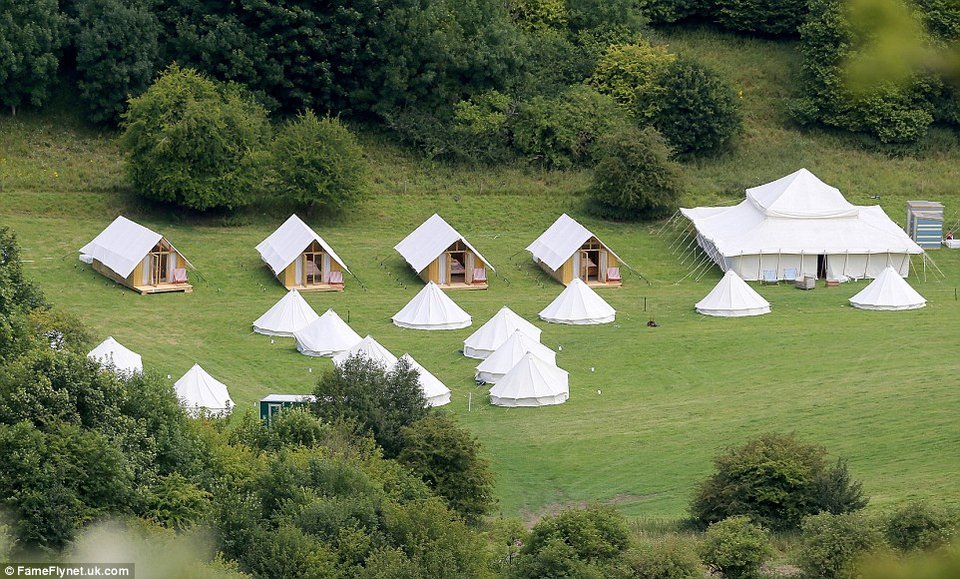 Ξεσάλωσαν οι Μπραντ Πιτ, Ντέιβιντ Μπέκαμ, Τζέισον Στέιθαμ -Οι selfies στο γάμο του Γκάι Ρίτσι [εικόνες] | iefimerida.gr 4