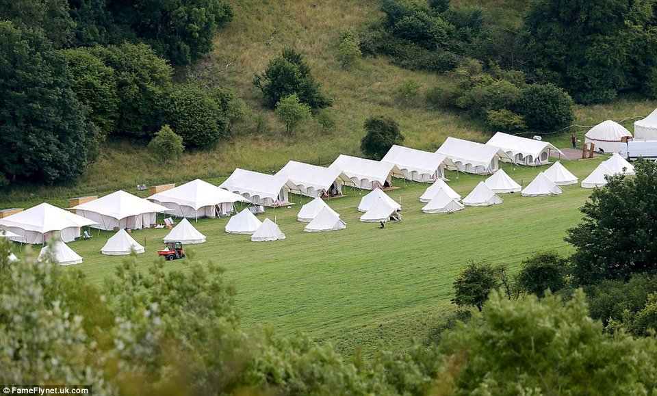 Ξεσάλωσαν οι Μπραντ Πιτ, Ντέιβιντ Μπέκαμ, Τζέισον Στέιθαμ -Οι selfies στο γάμο του Γκάι Ρίτσι [εικόνες] | iefimerida.gr 5