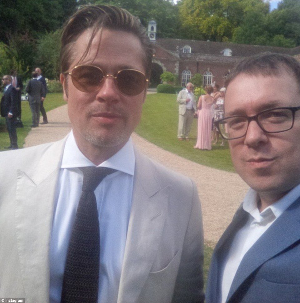 Ξεσάλωσαν οι Μπραντ Πιτ, Ντέιβιντ Μπέκαμ, Τζέισον Στέιθαμ -Οι selfies στο γάμο του Γκάι Ρίτσι [εικόνες] | iefimerida.gr 0