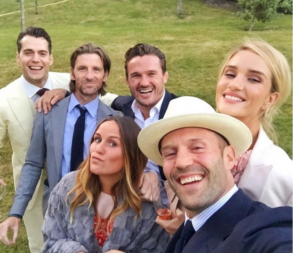 Ξεσάλωσαν οι Μπραντ Πιτ, Ντέιβιντ Μπέκαμ, Τζέισον Στέιθαμ -Οι selfies στο γάμο του Γκάι Ρίτσι [εικόνες] | iefimerida.gr 2