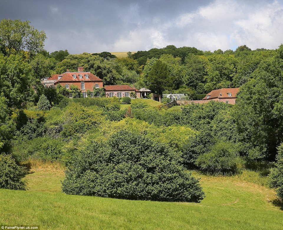 Ξεσάλωσαν οι Μπραντ Πιτ, Ντέιβιντ Μπέκαμ, Τζέισον Στέιθαμ -Οι selfies στο γάμο του Γκάι Ρίτσι [εικόνες] | iefimerida.gr 6