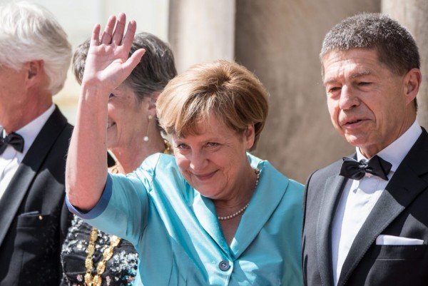 Εσπασε η καρέκλα της Μέρκελ και έπεσε κάτω η καγκελάριος [εικόνες & βίντεο] | iefimerida.gr 1