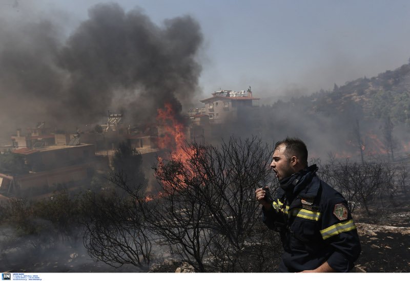 Τα πρόσωπα της αγωνίας: Πυροσβέστες και κάτοικοι με λάστιχα τρέχουν να σώσουν σπίτια, εκκλησίες, δάσος [εικόνες] | iefimerida.gr 30