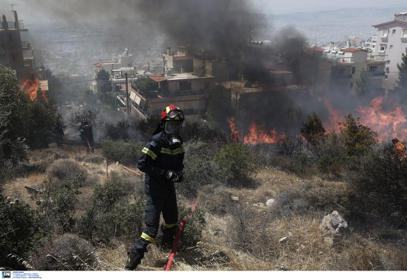 Τα πρόσωπα της αγωνίας: Πυροσβέστες και κάτοικοι με λάστιχα τρέχουν να σώσουν σπίτια, εκκλησίες, δάσος [εικόνες] | iefimerida.gr 22