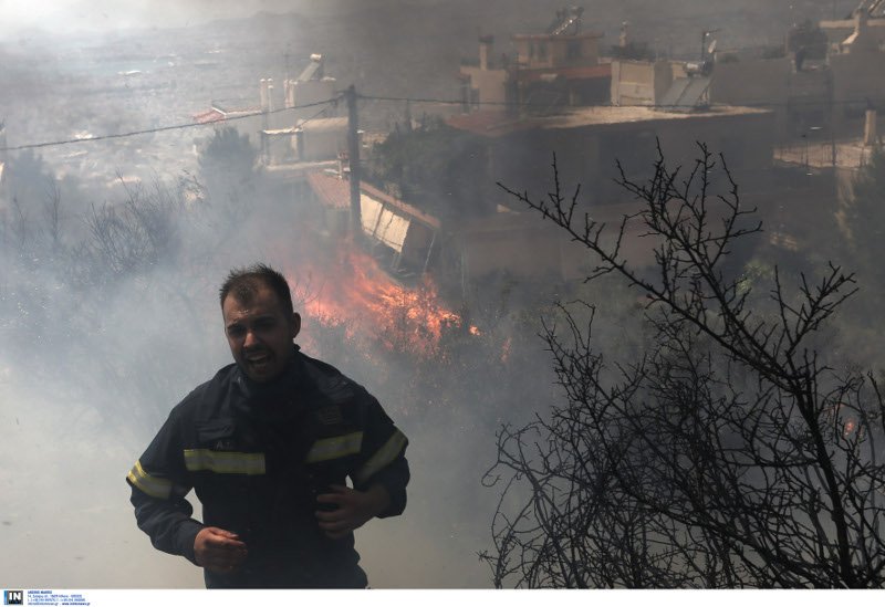 Τα πρόσωπα της αγωνίας: Πυροσβέστες και κάτοικοι με λάστιχα τρέχουν να σώσουν σπίτια, εκκλησίες, δάσος [εικόνες] | iefimerida.gr 23