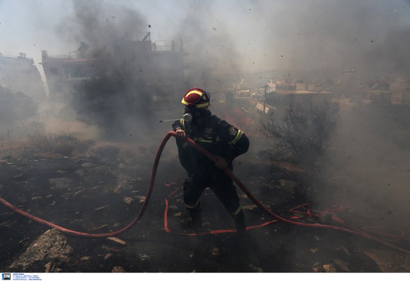 Τα πρόσωπα της αγωνίας: Πυροσβέστες και κάτοικοι με λάστιχα τρέχουν να σώσουν σπίτια, εκκλησίες, δάσος [εικόνες] | iefimerida.gr 25