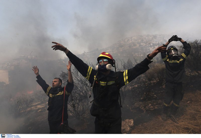 Τα πρόσωπα της αγωνίας: Πυροσβέστες και κάτοικοι με λάστιχα τρέχουν να σώσουν σπίτια, εκκλησίες, δάσος [εικόνες] | iefimerida.gr 26