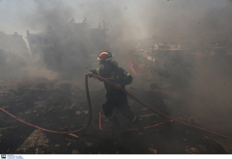 Τα πρόσωπα της αγωνίας: Πυροσβέστες και κάτοικοι με λάστιχα τρέχουν να σώσουν σπίτια, εκκλησίες, δάσος [εικόνες] | iefimerida.gr 28