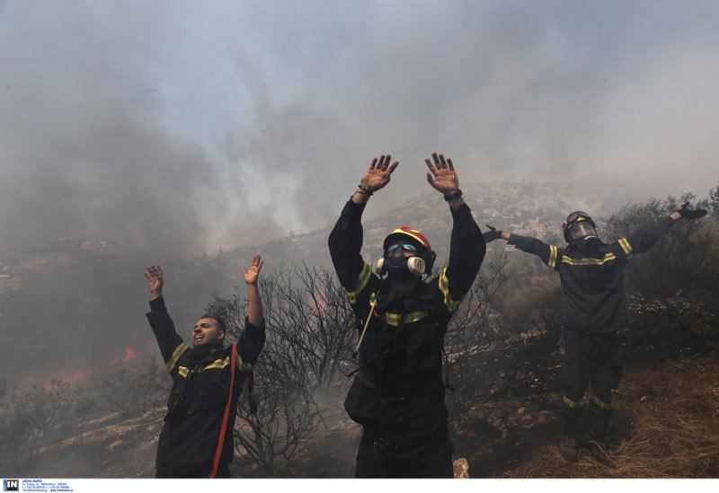 Τα πρόσωπα της αγωνίας: Πυροσβέστες και κάτοικοι με λάστιχα τρέχουν να σώσουν σπίτια, εκκλησίες, δάσος [εικόνες] | iefimerida.gr 29
