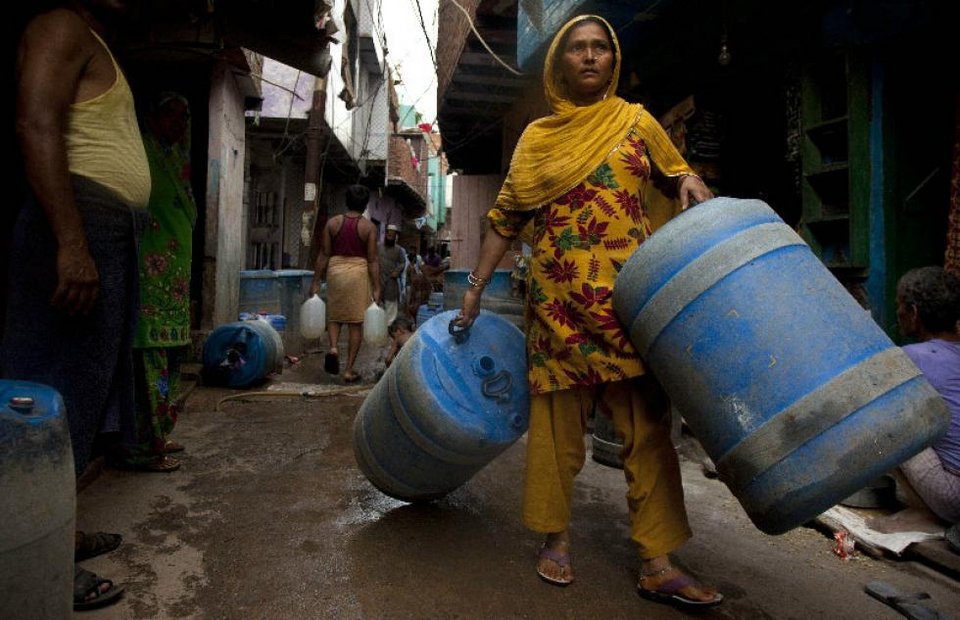 Η τραγωδία της Ινδίας: Εκεί που οι άνθρωποι αγοράζουν νερό από την μαφία [εικόνες] | iefimerida.gr 3