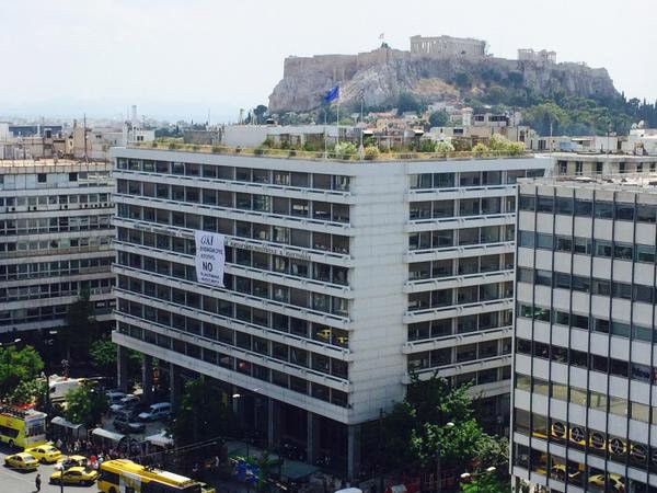 Σοκ στην Ελλάδα: Ο Βαρουφάκης ανάρτησε στο υπουργείο Οικονομικών γιγαντιαίο πανό με το «Οχι» [εικόνα] | iefimerida.gr 1