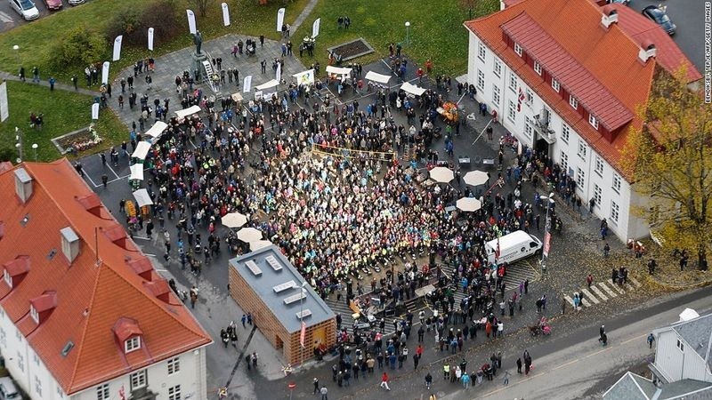Μια σκοτεινή πόλη: Οι κάτοικοι βλέπουν τον ήλιο χάρη σε γιγαντιαίους καθρέφτες [εικόνες]   | iefimerida.gr 6