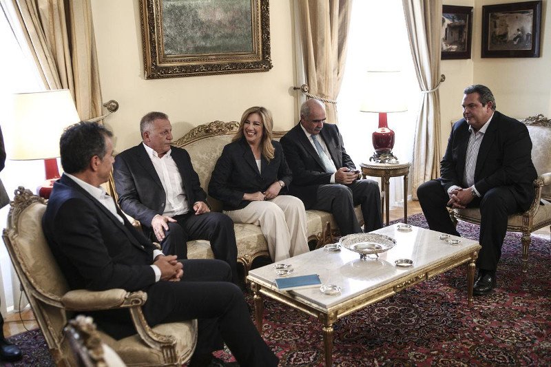 Με γκουρμέ λιχουδιά, αχινοσαλάτα, στο ταπεράκι, πήγε ο Καμμένος στο Προεδρικό | iefimerida.gr 2