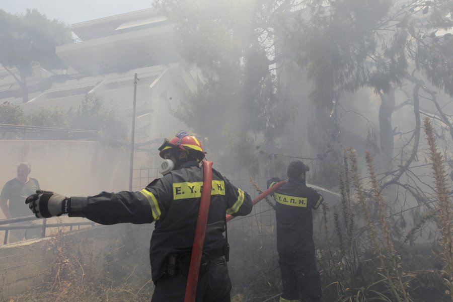 Μάχη με τη φωτιά στον Υμηττό - Κάηκαν σπίτια [εικόνες] | iefimerida.gr 17