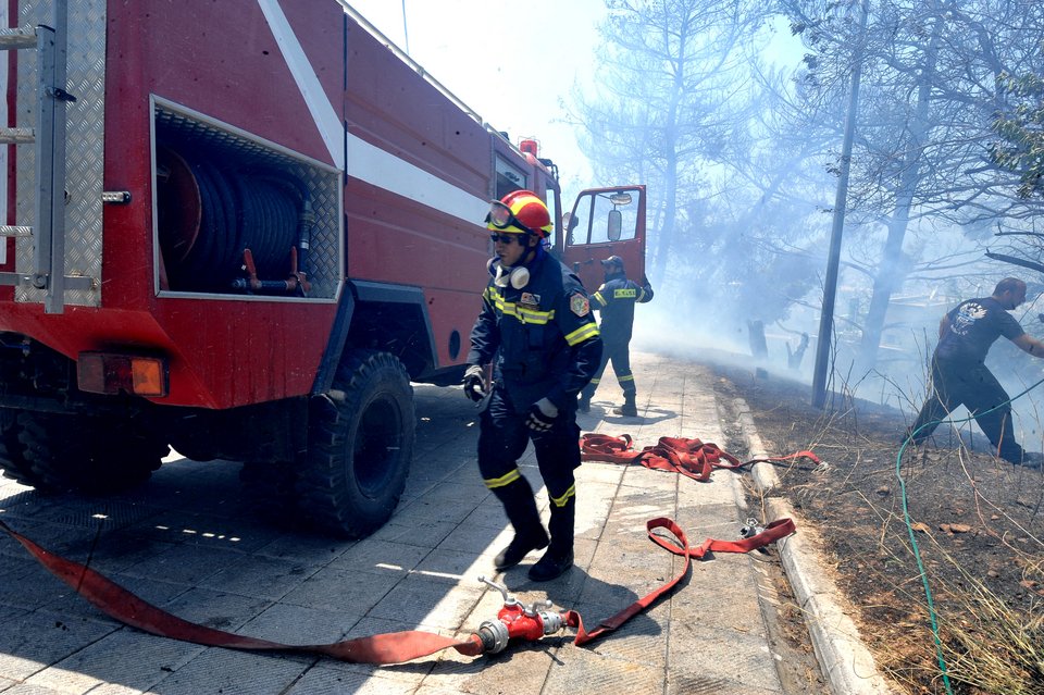 Μάχη με τη φωτιά στον Υμηττό - Κάηκαν σπίτια [εικόνες] | iefimerida.gr 7