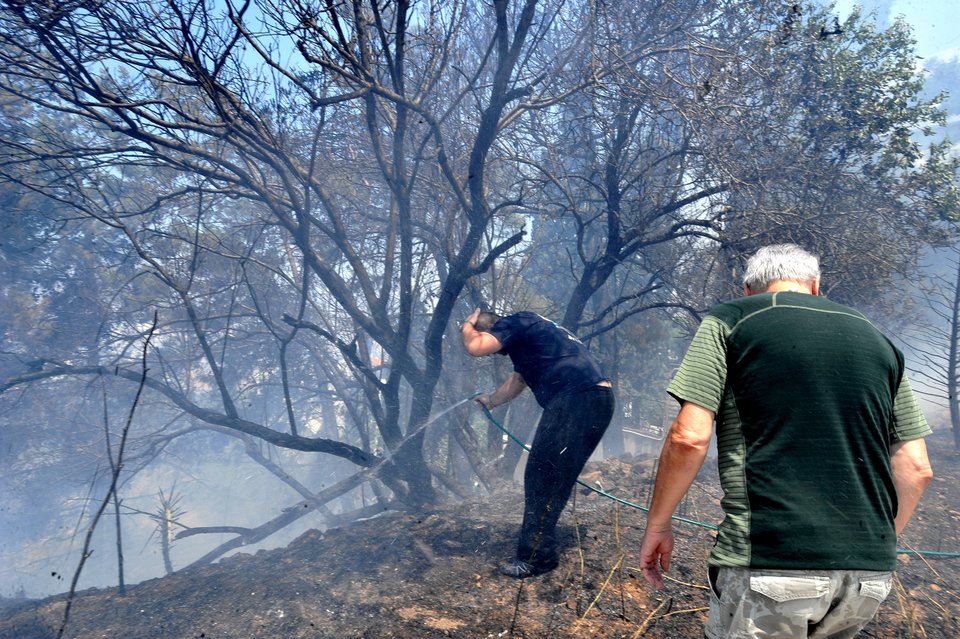 Μάχη με τη φωτιά στον Υμηττό - Κάηκαν σπίτια [εικόνες] | iefimerida.gr 9