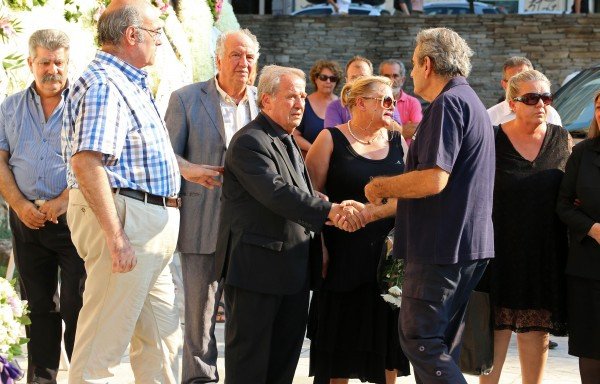 Σε βαρύ κλίμα η κηδεία της κόρης του Στέλιου Παπαθεμελή - «Αφήστε με στον πόνο μου, έχασα την Λένα μου», έλεγε ο πρώην υπουργός [εικόνες] | iefimerida.gr 0