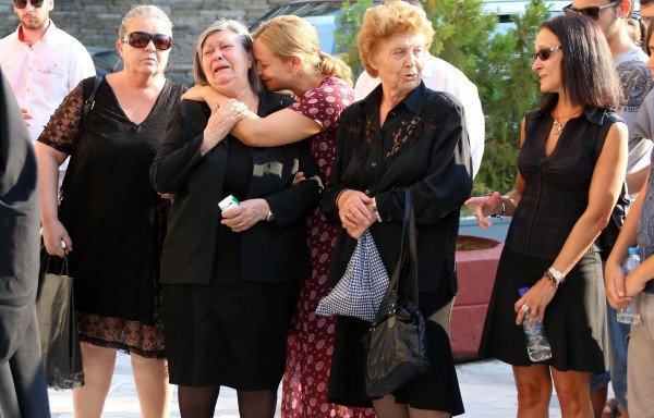 Σε βαρύ κλίμα η κηδεία της κόρης του Στέλιου Παπαθεμελή - «Αφήστε με στον πόνο μου, έχασα την Λένα μου», έλεγε ο πρώην υπουργός [εικόνες] | iefimerida.gr 1
