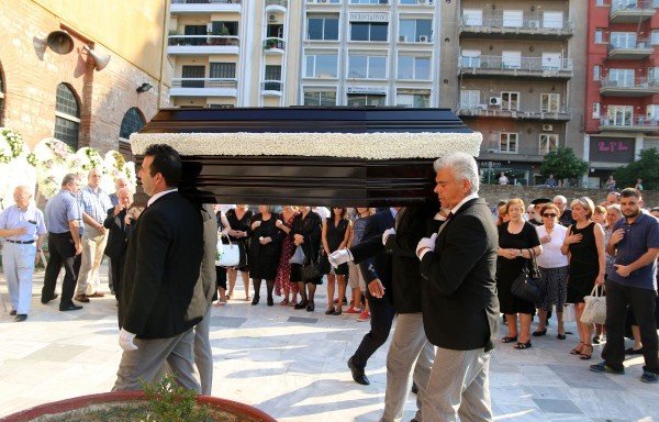 Σε βαρύ κλίμα η κηδεία της κόρης του Στέλιου Παπαθεμελή - «Αφήστε με στον πόνο μου, έχασα την Λένα μου», έλεγε ο πρώην υπουργός [εικόνες] | iefimerida.gr 2