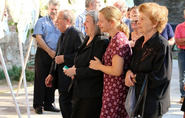 Σε βαρύ κλίμα η κηδεία της κόρης του Στέλιου Παπαθεμελή - «Αφήστε με στον πόνο μου, έχασα την Λένα μου», έλεγε ο πρώην υπουργός [εικόνες] | iefimerida.gr 4