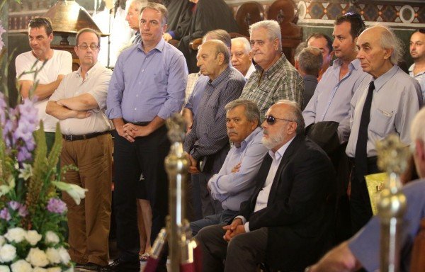 Σε βαρύ κλίμα η κηδεία της κόρης του Στέλιου Παπαθεμελή - «Αφήστε με στον πόνο μου, έχασα την Λένα μου», έλεγε ο πρώην υπουργός [εικόνες] | iefimerida.gr 5