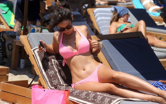 Η σέξι ΟΝΝΕΔίτισσα με το ροζ μαγιό της βάζει φωτιά στην παραλία [εικόνες]  | iefimerida.gr 1