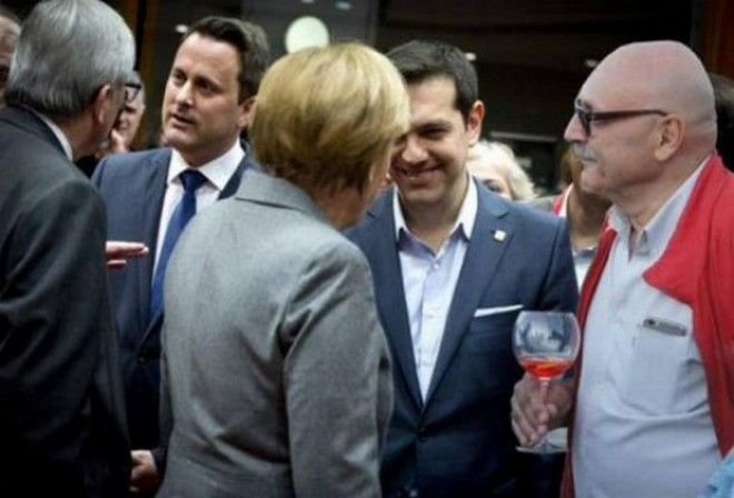 Ποιος είναι ο διαδηλωτής με το κολωνάτο ποτήρι που τόσο κανιβαλίστηκε από τους οπαδούς του «Οχι» [εικόνες] | iefimerida.gr 1