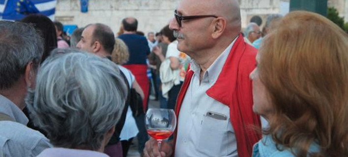 Ποιος είναι ο διαδηλωτής με το κολωνάτο ποτήρι που τόσο κανιβαλίστηκε από τους οπαδούς του «Οχι» [εικόνες] | iefimerida.gr 0