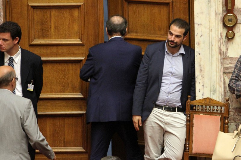 Το ξενύχτι στη Βουλή τους λύγισε - Οι γκριμάτσες του Τσίπρα, οι ματιές στο ρολόι, τα κλειστά μάτια του Τσακαλώτου και οι... καραμέλες φιλιού [εικόνες] | iefimerida.gr 12