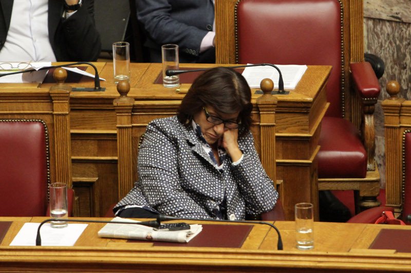 Το ξενύχτι στη Βουλή τους λύγισε - Οι γκριμάτσες του Τσίπρα, οι ματιές στο ρολόι, τα κλειστά μάτια του Τσακαλώτου και οι... καραμέλες φιλιού [εικόνες] | iefimerida.gr 14