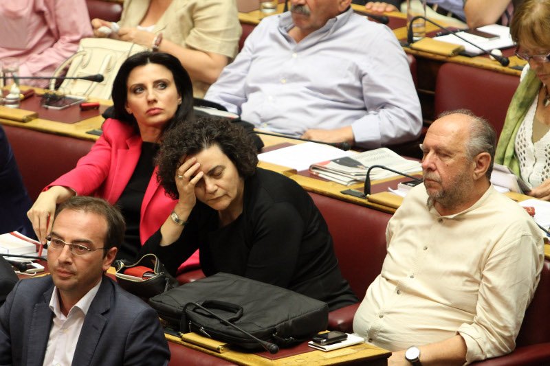 Το ξενύχτι στη Βουλή τους λύγισε - Οι γκριμάτσες του Τσίπρα, οι ματιές στο ρολόι, τα κλειστά μάτια του Τσακαλώτου και οι... καραμέλες φιλιού [εικόνες] | iefimerida.gr 21