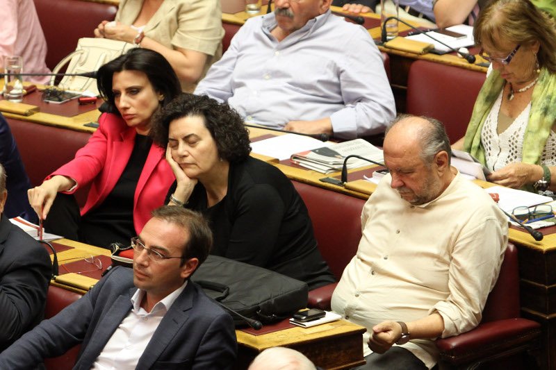 Το ξενύχτι στη Βουλή τους λύγισε - Οι γκριμάτσες του Τσίπρα, οι ματιές στο ρολόι, τα κλειστά μάτια του Τσακαλώτου και οι... καραμέλες φιλιού [εικόνες] | iefimerida.gr 22
