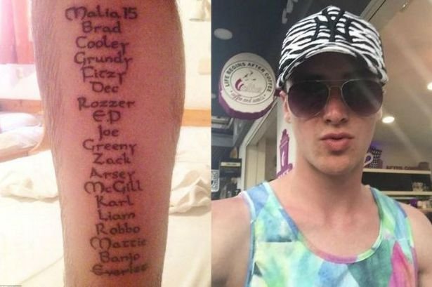 Δεν θα ξεχάσει ποτέ τις διακοπές στα Μάλια: Βρετανός έκανε τατουάζ με τα ονόματα όλων των φίλων του [εικόνες] | iefimerida.gr 0