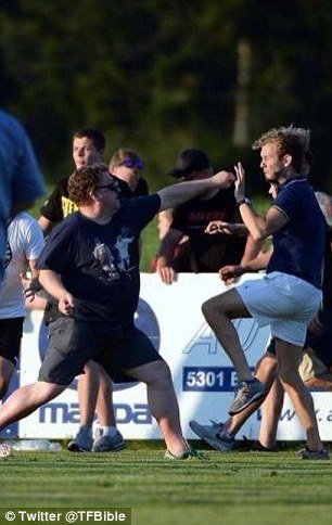 Θλιβερά επεισόδια σε φιλικό στην Αυστρία - Οπαδοί της Λιντς και της Αϊντραχτ πιάστηκαν στα χέρια [βίντεο] | iefimerida.gr 1