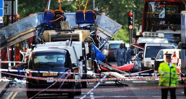 Το Λονδίνο δεν ξεχνά: 10 χρόνια μετά τιμά τα θύματα των βομβιστικών επιθέσεων της 7ης Ιουλίου [εικόνες & βίντεο] | iefimerida.gr 1