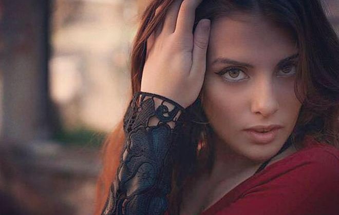 Η πανέμορφη κόρη της Ευγενίας Μανωλίδου πρωταγωνίστρια σε video clip [εικόνες & βίντεο] | iefimerida.gr 1