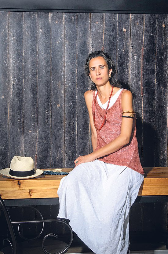 Η άγνωστη Βραζιλιάνα κόρη του Αλέξανδρου Λυκουρέζου -Ζει στην Αίγινα, δημιουργεί φυτικά σαπούνια [εικόνες] | iefimerida.gr 4