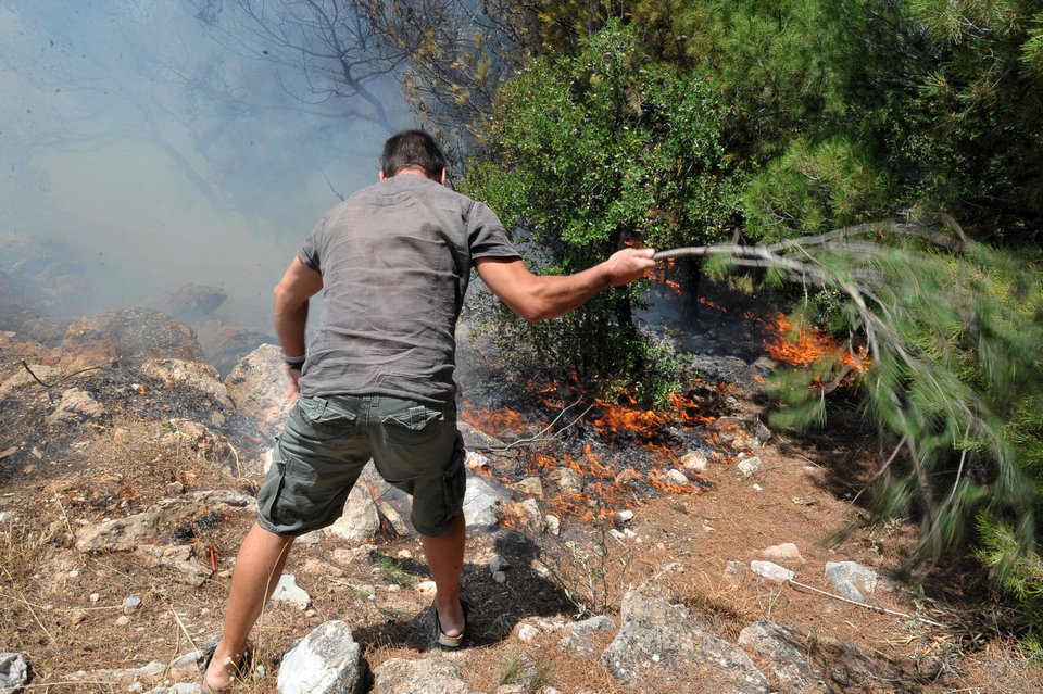 Τα πρόσωπα της αγωνίας: Πυροσβέστες και κάτοικοι με λάστιχα τρέχουν να σώσουν σπίτια, εκκλησίες, δάσος [εικόνες] | iefimerida.gr 10