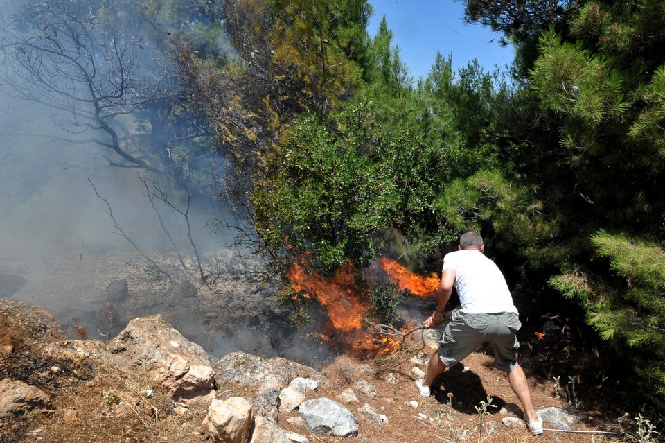 Τα πρόσωπα της αγωνίας: Πυροσβέστες και κάτοικοι με λάστιχα τρέχουν να σώσουν σπίτια, εκκλησίες, δάσος [εικόνες] | iefimerida.gr 11