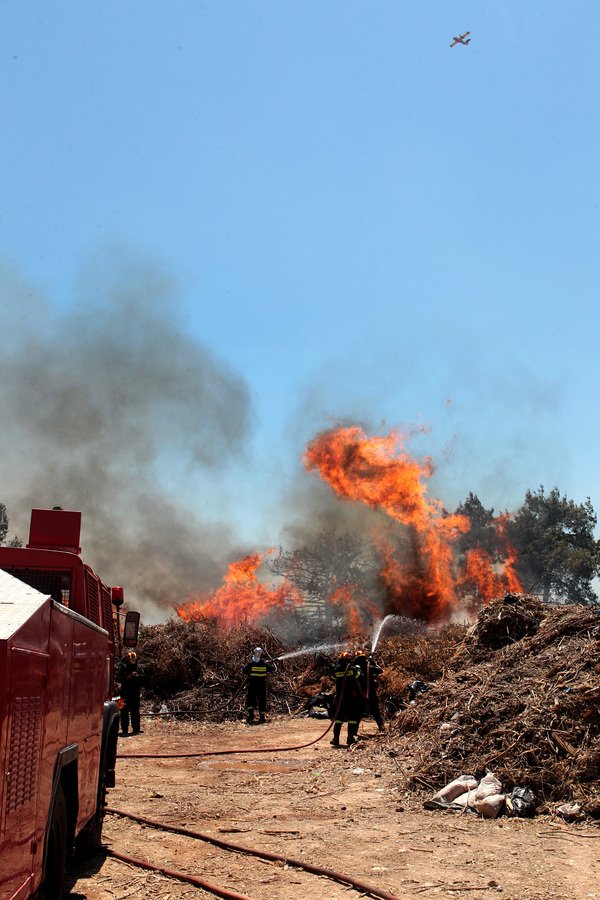 Τα πρόσωπα της αγωνίας: Πυροσβέστες και κάτοικοι με λάστιχα τρέχουν να σώσουν σπίτια, εκκλησίες, δάσος [εικόνες] | iefimerida.gr 14