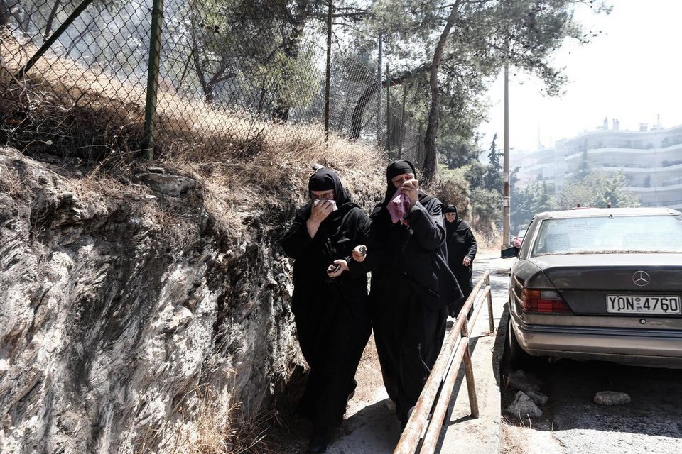 Τα πρόσωπα της αγωνίας: Πυροσβέστες και κάτοικοι με λάστιχα τρέχουν να σώσουν σπίτια, εκκλησίες, δάσος [εικόνες] | iefimerida.gr 16