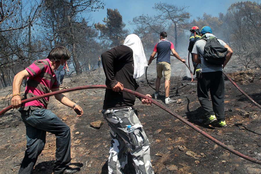 Τα πρόσωπα της αγωνίας: Πυροσβέστες και κάτοικοι με λάστιχα τρέχουν να σώσουν σπίτια, εκκλησίες, δάσος [εικόνες] | iefimerida.gr 18