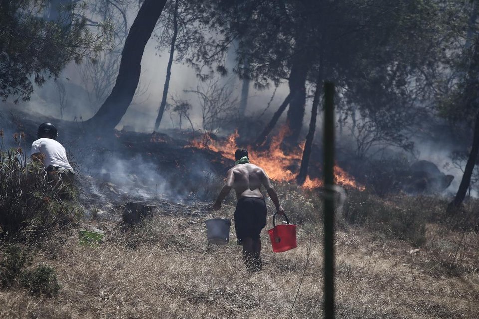 Τα πρόσωπα της αγωνίας: Πυροσβέστες και κάτοικοι με λάστιχα τρέχουν να σώσουν σπίτια, εκκλησίες, δάσος [εικόνες] | iefimerida.gr 2