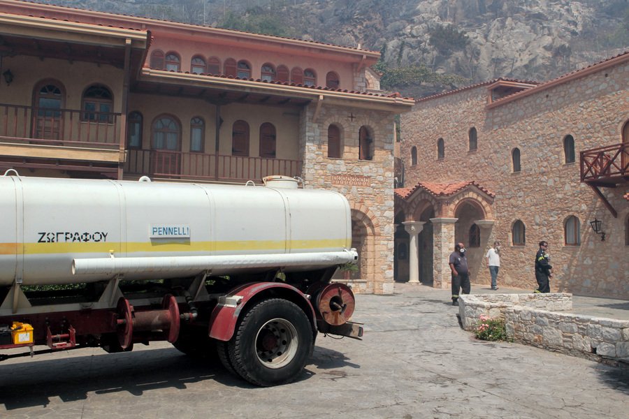 Τα πρόσωπα της αγωνίας: Πυροσβέστες και κάτοικοι με λάστιχα τρέχουν να σώσουν σπίτια, εκκλησίες, δάσος [εικόνες] | iefimerida.gr 20