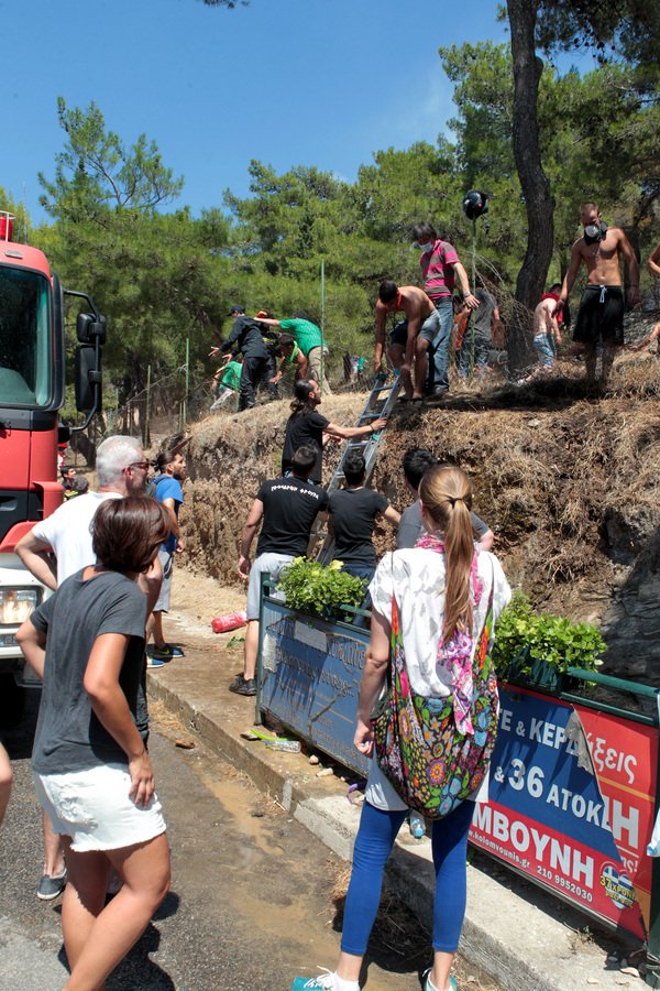 Τα πρόσωπα της αγωνίας: Πυροσβέστες και κάτοικοι με λάστιχα τρέχουν να σώσουν σπίτια, εκκλησίες, δάσος [εικόνες] | iefimerida.gr 21