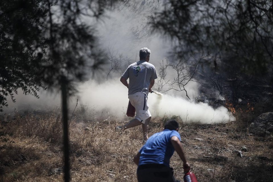 Τα πρόσωπα της αγωνίας: Πυροσβέστες και κάτοικοι με λάστιχα τρέχουν να σώσουν σπίτια, εκκλησίες, δάσος [εικόνες] | iefimerida.gr 4