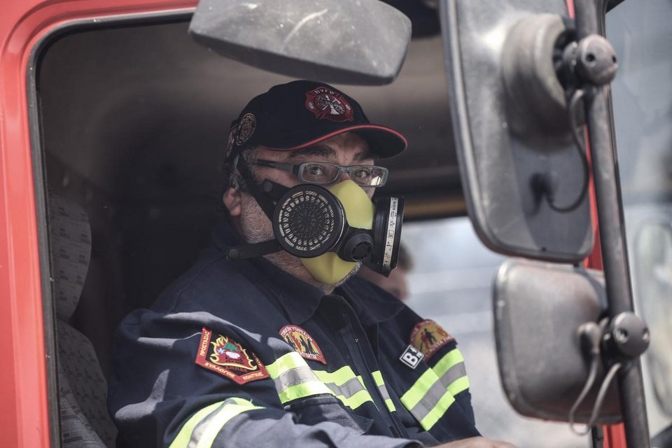 Τα πρόσωπα της αγωνίας: Πυροσβέστες και κάτοικοι με λάστιχα τρέχουν να σώσουν σπίτια, εκκλησίες, δάσος [εικόνες] | iefimerida.gr 5
